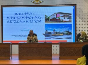 Puji Haryadi Menyampaikan Materi